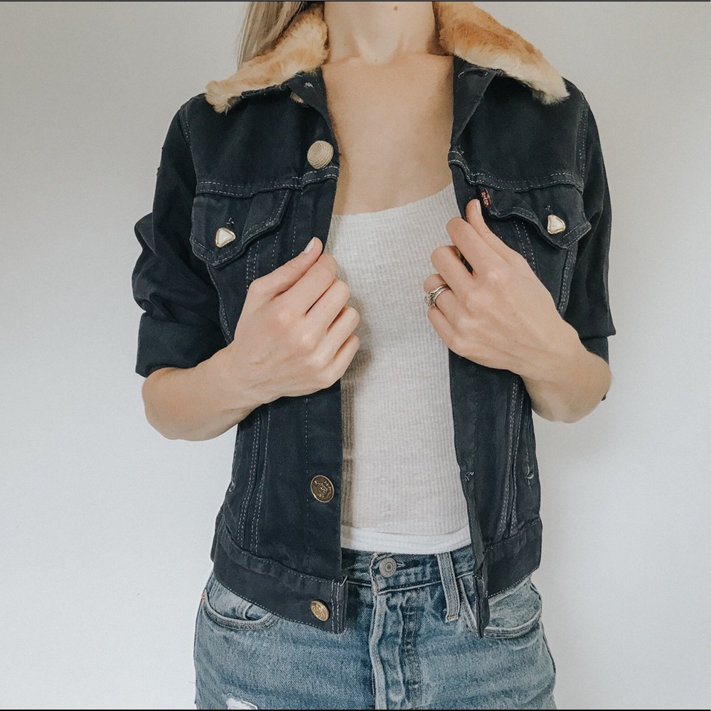 VINTAGE LEVI DENIM JACKET WITH FUR COLLAR